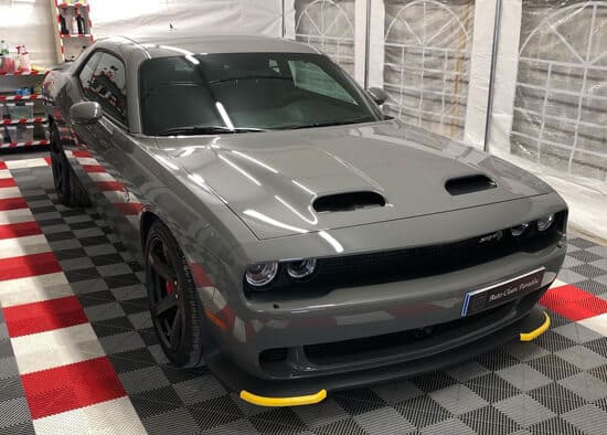 Voiture gris foncé de marque dodge