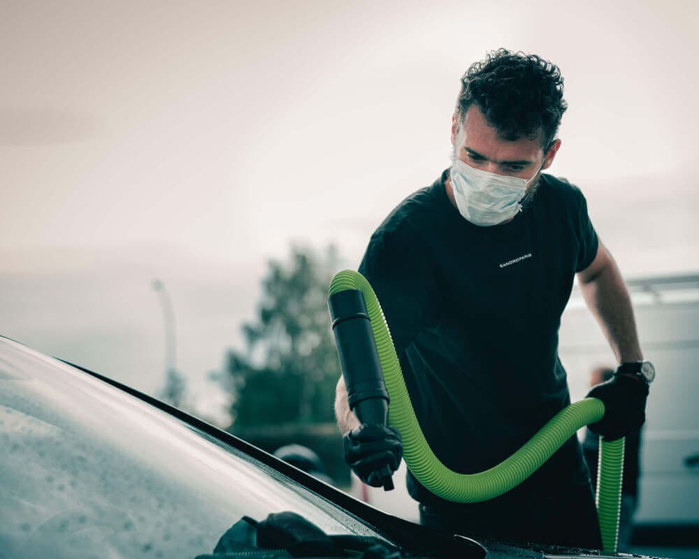 Homme qui nettoie une voiture